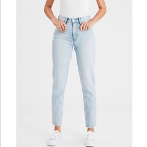 Light Wash American Eagle Mom Jeans